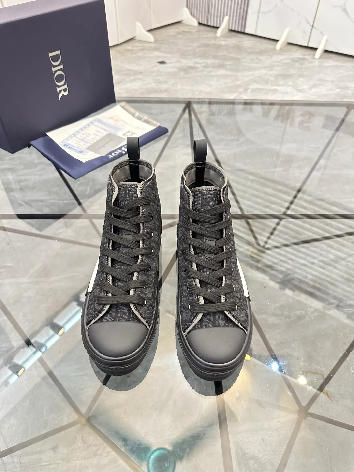 Selling men's shoes 💰: 💰P460¥ Product trademark: Dio* "Dior*" high-top casual shoes Regular size: 36-45 (can be customized to 46) Couple style B23 Product materials: Upper imported original fabric, breathable lining, original outsole. No.: 007